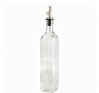 Carafe en verre carrée vintage à rayures verticales côtelées et arquées, idéale pour le stockage d'huile d'olive, de jus et de boissons sur la table de cuisine