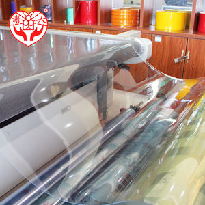 Hoja de <span class=keywords><strong>PVC</strong></span> suave vertical Hoja de <span class=keywords><strong>PVC</strong></span> transparente Anti-aceite Claro Flexible Hoja de plástico de vidrio suave Rollo para protección del piso - Product Image 1