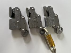 Einziehbares Vertikales Absturzsicherungssystem 8mm Edelstahl-Drahtseil-Auffanggerät Rettungsleine 300kg Tragkraft 4 D-Ringe - Product Image 1