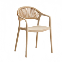 Chaise de salle à manger en plastique au design nordique avec accoudoirs et dossier tissé à la main en PP pour une utilisation à la maison et en extérieur sur les balcons