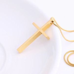 Collar con colgante cruzado chapado en oro con cadena de serpiente redonda de acero inoxidable personalizado a la moda - Product Image 3