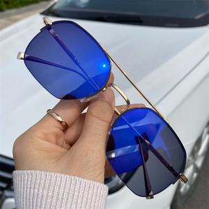 Lunettes photochromiques anti-reflet pour femmes, protection optique UV400, monture demi-cerclée en métal doré et noir 2026 - Product Image 1