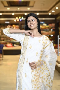 Conjunto de 3 Piezas de Rayón Blanco para Fiesta, Estilo Étnico, Sin Mangas, Largo hasta la Rodilla, Verano, Lavado a Mano, Conjunto de Kurta de Diseñador para Mujer - Product Image 2