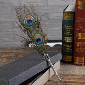 Ensemble cadeau rétro européen personnalisé de stylo à plume inspiré de la plume de paon avec une largeur d'écriture de 0,5 mm en métal - Product Image 3