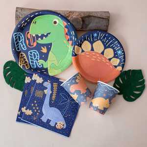 144 Piezas de Artículos para Fiesta de Cumpleaños de Dinosaurios para Niños con Platos, Cuchillos, Cucharas, Tenedores, Vasos y Servilletas para 24 Personas - Product Image 2