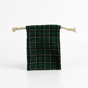 Pochette personnalisable en coton à carreaux avec cordon de serrage pour l'emballage de savons artisanaux, avec étiquette en cuir et corde en chanvre épaisse - Product Image 3
