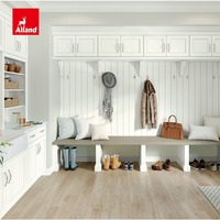 Armoires de buanderie et de vestiaire Alland à portes battantes fonctionnelles en bois massif naturel, finition peinture blanc crème et teinture chêne blanc
