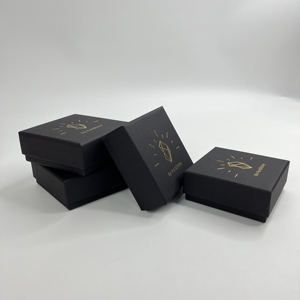 Caja de joyería rígida negra personalizada con estampado en caliente de logotipo dorado en la tapa y la base, caja de regalo para embalaje de anillos y pendientes. - Product Image 3