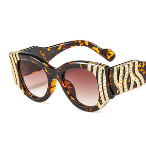 Lunettes de soleil pour femmes, style INS, dernières tendances, monture métallique, perles, surdimensionnées, marque de luxe 2024 - Product Image 4