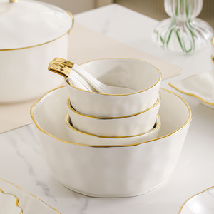 Vajilla de Porcelana Desechable de Lujo Estilo Escandinavo Moderno con Incrustaciones Doradas, Apta para Congelador, para 4-8 Personas - Product Image 4