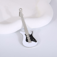Pendentif en métal émaillé multicolore en forme de guitare électrique, style rock, pour la fabrication de colliers, bracelets et porte-clés DIY