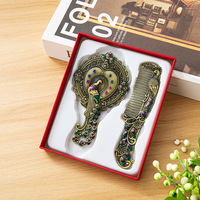 En gros, Ensemble de miroir de maquillage à main droit et peigne en métal, avec motifs sculptés vintage