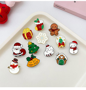 Broche <span class=keywords><strong>de</strong></span> Papá Noel <span class=keywords><strong>de</strong></span> estilo japonés, nuevo modelo <span class=keywords><strong>de</strong></span> dibujos animados, Serie <span class=keywords><strong>de</strong></span> calcetines <span class=keywords><strong>de</strong></span> muñeco <span class=keywords><strong>de</strong></span> nieve, bonito regalo <span class=keywords><strong>de</strong></span> Navidad, insignia, accesorio, artesanía esmaltada <span class=keywords><strong>de</strong></span> Metal - Product Image 1