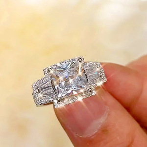 Anello quadrato con cristalli pavé per donna, elegante accessorio di moda per tutti i giorni e per feste - Product Image 2