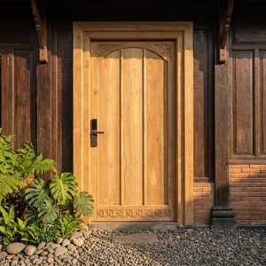Una lujosa puerta frontal de teca maciza con un arco superior, adornada con impresionantes motivos florales tallados a mano. - Product Image 2