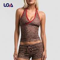 Ensemble de yoga et d'entraînement pour femmes : Crop top respirant à imprimé léopard, col en V profond, color block, réversible, et mini-jupe assortie