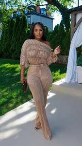 ชุดลำลองสองชิ้นสำหรับผู้หญิง คอลเลคชั่นปี 2025 เสื้อเปิดไหล่ คอเฉียง แขนยาวจับจีบ พร้อมกางเกงทรงบานเข้ารูป - Product Image 4