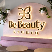 Enseignes LED Métalliques Étanche à Expédition Rapide Usine – Enseignes LED Personnalisées avec Logo pour Décoration de Boutiques, Entreprises et Salons de Coiffure