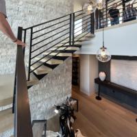 Escalier droit en acier profilé, structure personnalisée pour les intérieurs résidentiels modernes