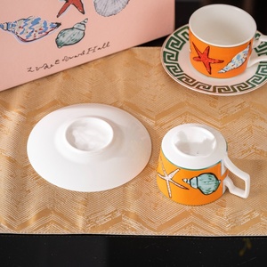 ชุดกาแฟและชาเซรามิกสไตล์เมดิเตอร์เรเนียน ลายปลาดาวสีส้ม ดีไซน์เปลือกหอย ทนทาน ชุดถ้วยน้ำชาพร้อมจานรอง บรรจุในกล่องของขวัญ - Product Image 4