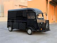 Food Truck con Plancha y Freidora para Hamburguesas a la Parrilla y Waffles de Pollo, Ideal para Amantes de la Comida Callejera Creativa