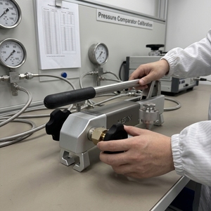 HSIN617 <b>Portable</b> <b>Vacuum</b> Ultra High Gauge Test Calibrator Comparison Pump Air Calibration Measuring 140bar OEM HSIN617 Ultra High - Product Image 1