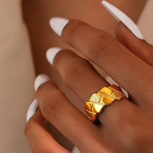 Anillos de Acero Inoxidable Chapados en Oro, Anillo Geométrico Plegado de Alta Gama, Diseño Exclusivo, Anillo Abierto Ajustable para Mujeres y Hombres, Uso Diario - Product Image 1