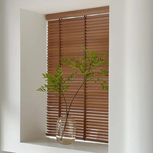 ستائر خشب الزيزفون مبيعات المصنع مباشرة ستائر فينيسية 2 بوصة مختومة لاسلكية حزام سلم ستائر مانعة للضوء وقابلة للتنفس - Product Image 1