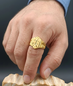 DIVYORO Bague hexagonale gravée en or pour homme avec motif chevron et points, bijoux de mode plaqués or de qualité supérieure pour un style décontracté - Product Image 6