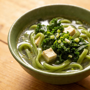 Fideos <span class=keywords><strong>Udon</strong></span> de Trigo Duro Veganos Naturales Bajos en Sodio con Kale, Cocidos en Bolsa, Pasta Asiática Lista en 1 Minuto - Product Image 1