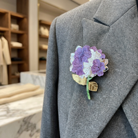 Broche Acrílico Tridimensional Inspirado en la Naturaleza |   Pin Floral de Hortensia Morada |   Broches Personalizados de Mariposa y Trébol