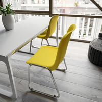 Chaise en plastique portable directe d'usine différentes couleurs chaise de salle de sport durable pour cantine scolaire appartement moderne
