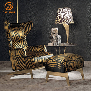 Sillón <span class=keywords><strong>de</strong></span> Lujo con Respaldo Alto y Otomana a Juego, Tapizado en Tela con Estampado <span class=keywords><strong>de</strong></span> Tigre Negro y Dorado, Base Metálica <span class=keywords><strong>de</strong></span> Alta Gama - Product Image 1