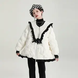 सफेद गुड़िया कॉलर नीचे जैकेट महिलाओं की सर्दियों अंचल आला डिजाइन विपरीत रंग कमल सीमा सफेद Eiderdown नीचे जैकेट 2978