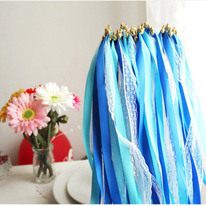 Varitas de Cinta para Boda con Cascabeles, Serpentinas Blancas y Verde Salvia, Varitas de Hadas con Borlas para Baby Shower - Product Image 4