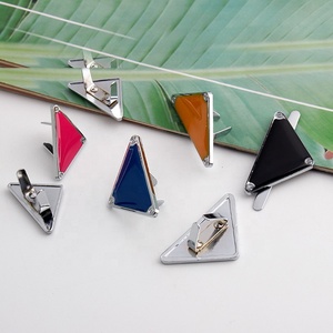 Phụ Kiện Túi Chất Lượng Cao Miếng Dán Biểu Tượng Thương Hiệu Kim Loại Khắc Hình Tam Giác Kim Loại Tùy Chỉnh Nhãn Biểu Tượng Kim Loại Tùy Chỉnh Cho Túi Xách - Product Image 5