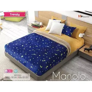 Manta Bertha Negra con Ribete Dorado, Diseño Moderno Rectangular, para Adultos, para Todas las Estaciones, Tejida en Piel de Oveja - Product Image 4