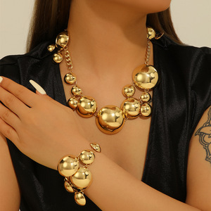 Boucles d'oreilles clous unisexes classiques plaquées or 24 carats de style euro-américain avec pendentif rond brillant pour cadeau - Product Image 2