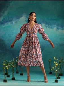 Robe longue en coton imprimé floral indien Bloc à la main Robe longue/Curti avec style bohème Design tendance Bouton Détail Retour Acheter maintenant - Product Image 3