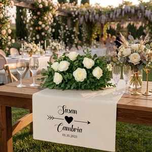 Chemin de table personnalisé en lin pour mariage et fête avec noms et date – Design carré classique – Décorations de table durables - Product Image 1