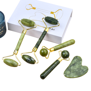 Rouleau facial en <span class=keywords><strong>pierre</strong></span> <span class=keywords><strong>de</strong></span> <span class=keywords><strong>jade</strong></span> vert du sud et masseur <span class=keywords><strong>de</strong></span> tête <span class=keywords><strong>de</strong></span> <span class=keywords><strong>visage</strong></span> <span class=keywords><strong>de</strong></span> Gua sha pour des produits <span class=keywords><strong>de</strong></span> soins personnels <span class=keywords><strong>de</strong></span> beauté outils <span class=keywords><strong>de</strong></span> soins <span class=keywords><strong>de</strong></span> la peau - Product Image 1