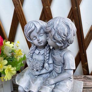 Resina che bacia la statua del giardino dei bambini e della ragazza per la decorazione all'aperto del prato del cortile - Product Image 2