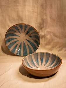 Bol en céramique artisanal en grès cuite à haute température, motif tribal, rayures bleu turquoise, texture craquelée, compatible four et micro-ondes, durable - Product Image 5