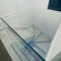 Escalier en spirale en marbre Bianco Sivec sur mesure à prix réduit avec garde-corps en verre pour projet d'appartement
