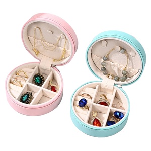 Estuche Redondo Pequeño para Joyas, Organizador Portátil de Viaje para Anillos, Collares y Colgantes - Product Image 1