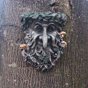 Sculpture murale en résine d'esprit d'arbre fantastique, sculpture de <span class=keywords><strong>troll</strong></span> artisanale recouverte de mousse avec couronne de vigne, décoration extérieure élégante - Product Image 4