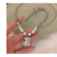 Colliers pendentifs mignons en forme d'ours blanc avec pompon pour femmes et filles, collier chaîne en perles d'imitation et pierres, bijoux cadeaux