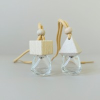 Pendentif diffuseur d'arômes d'huiles essentielles en verre carré de luxe de 8ml, nouvelle bouteille de parfum de voiture, couvercle en bois, désodorisant suspendu