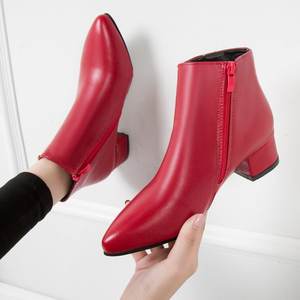 Bottes à talon bas en faux <span class=keywords><strong>daim</strong></span> noir pour <span class=keywords><strong>femme</strong></span>, à bout pointu, avec fermeture éclair et décor en V métallique, idéales pour le quotidien - Vente en gros usine - Product Image 4