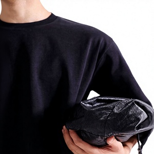 เสื้อยืดคอกลมแขนสั้นสีดำสำหรับผู้ชาย ผ้าฝ้าย 100% ทรงหลวม สีพื้น ผ้าเจอร์ซีย์ถัก โลโก้ด้านหน้า ระบายอากาศได้ดี - Product Image 4